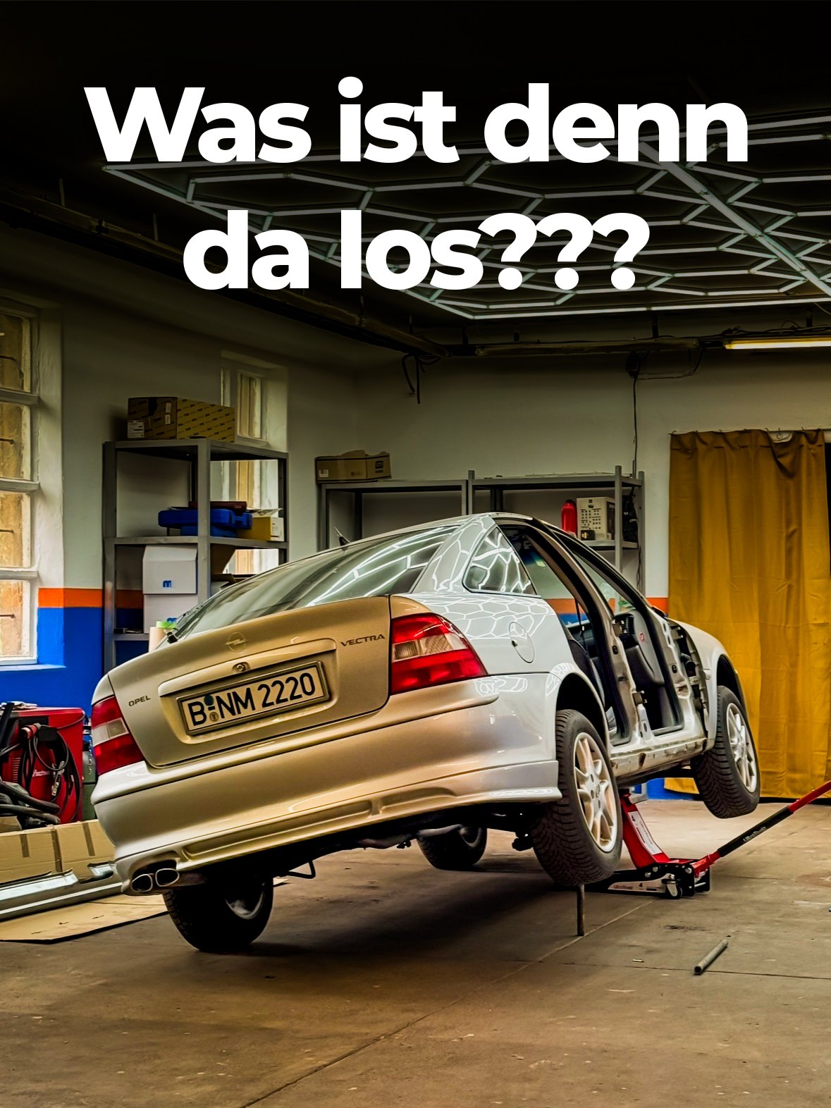 Fahrzeug aufgebockt in der Werkstatt